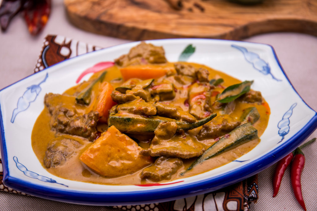 Bœuf sauté au curry rouge malais avec okra Restaurant Jeck